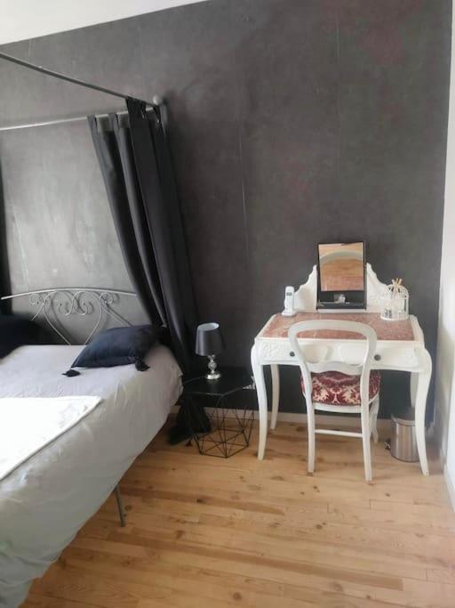 Gite La Roche Paisible Saint-Julien-de-Coppel Ngoại thất bức ảnh